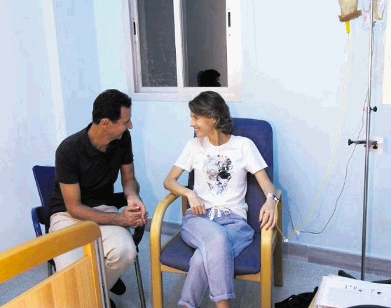 Bašar Al Asad z za rakom na dojkah obolelo ženo Asmo, na fotografiji, ki jo je tudi v propagandne namene v svet posredoval...