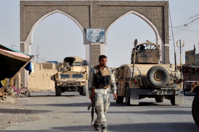 V spopadih v afganistanskem Gazniju mrtvih več sto vojakov in talibanov