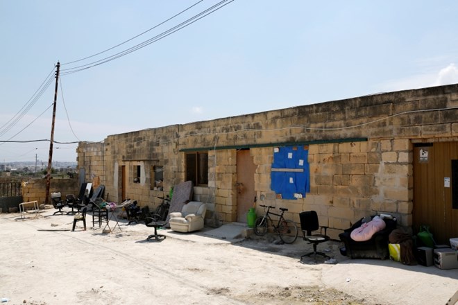 Na kmetiji na Malti v nečloveških pogojih živelo 120 migrantov