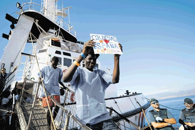 Eden od rešenih migrantov na ladji nevladne organizacije Proactiva Open Arms, ki se je moral izkrcati v Španiji in ne v...