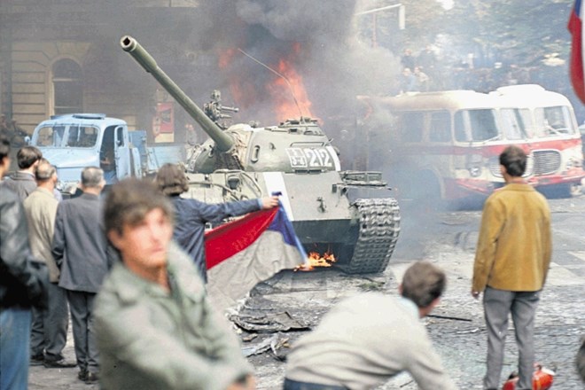 Meščani Prage mečejo kamenje in molotovke proti sovjetskemu tanku na prvi dan vdora v Češkoslovaško 21. avgusta 1968.