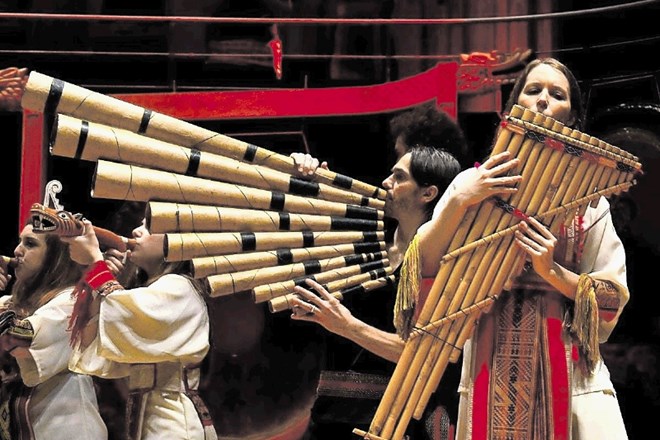 Ena glavnih zanimivosti letošnjega festivala bo Indijanski orkester tradicijskih glasbil in novih tehnologij, argentinski...