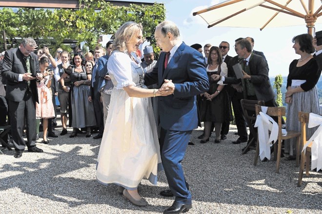 Po plesu z nevesto, avstrijsko zunanjo ministrico Karin Kneissl se je Vladimir Putin oglasil še na delovnem obisku pri nemški...