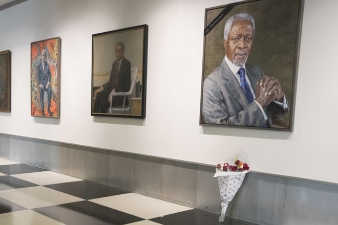 Žalni trak in šopek ob portretu Kofija Annana na sedežu ZN v New Yorku
