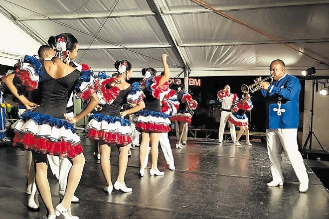 Plesna skupina mladih Kubancev je v petek zvečer nastopila na osrednjem bovškem trgu. Pred tem jim je policija zaradi...
