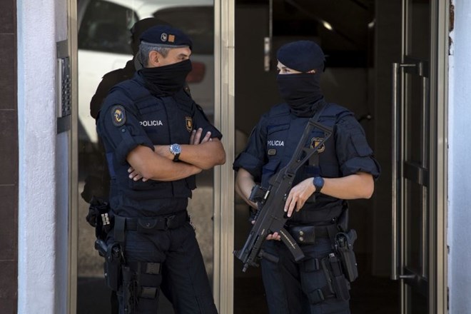 V Barceloni ob napadu na policijsko postajo ubit moški