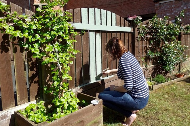Kako vzdrževati leseno vrtno ograjo, da nam bo služila še vrsto let   