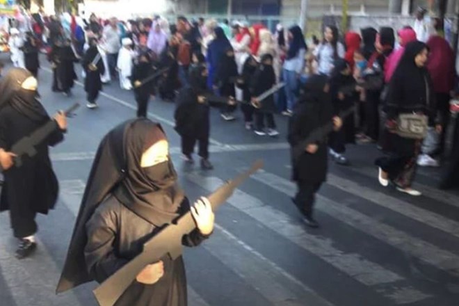 #video Vrtčevske otroke za  parado ob dnevu neodvisnosti oblekli v džihadiste
