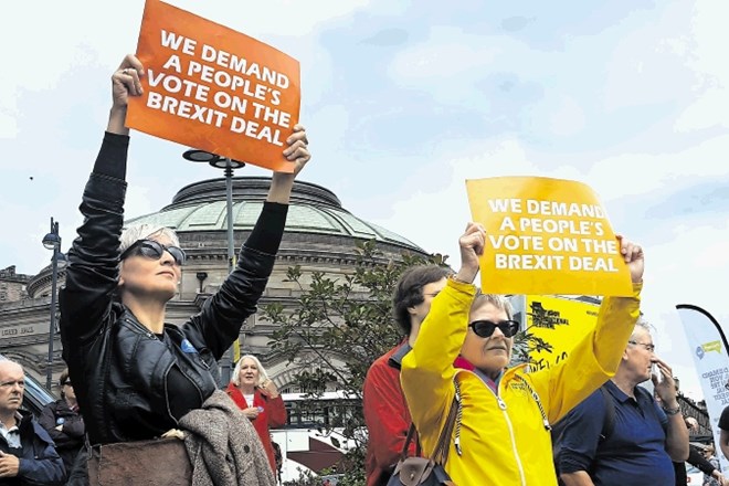 Nasprotniki brexita so na demonstracijah v Edinburgu zahtevali referendum o ločitvenem sporazumu z EU oziroma o izstopu iz EU...