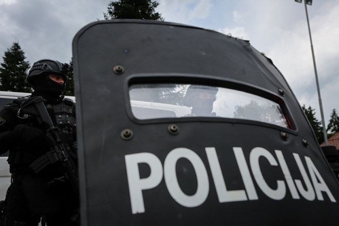 Hrvaški policisti vpričo otroka hudo pretepli moškega zaradi parkiranja