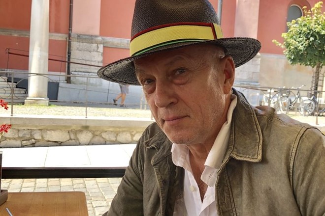 Vlado Kreslin s svojim značilnim klobukom na kavi sredi Ljubljane