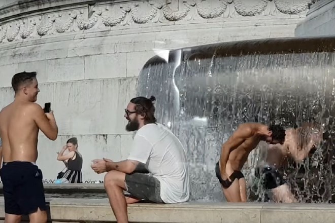 #video Golo fotografiranje v rimski fontani razburilo Italijo