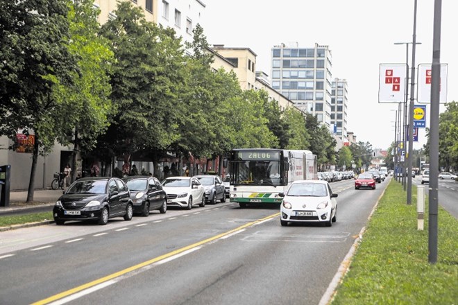 Na ljubljanski občini so najprej napovedali ukinitev parkirnih mest ob Dunajski cesti na račun dodatnega pasu za avtomobile,...