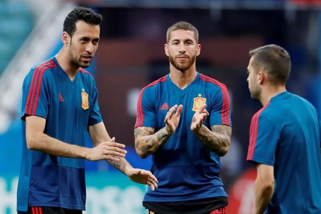 Sergio Ramos (v sredini) in Sergio Busquets (levo) skupaj na junijskem treningu španske nogometne reprezentance.