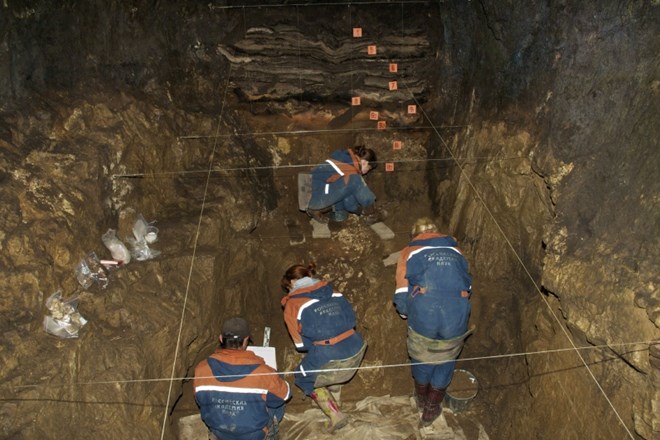 Arheologi v denisovanski jami v Sibiriji.
