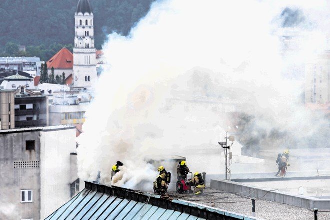 Obsežen požar je za sedem ur zaposlil gasilce, ki si zaradi višine hotela niso mogli pomagati z gasilsko lestvijo.