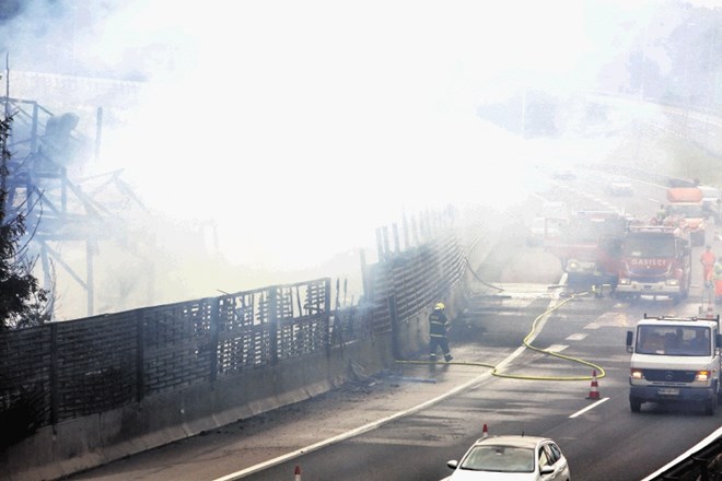 Del protihrupne ograje ob ljubljanski obvoznici, ki je zgorel v lanskoletnem požaru, bo Družba za avtoceste zamenjala.