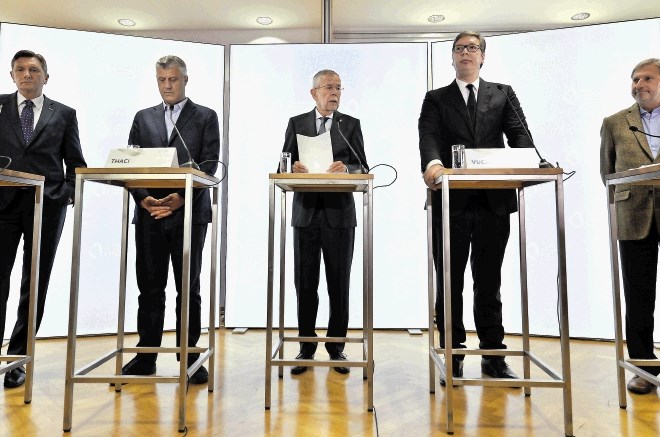 Kosovski predsednik Thaci (levo)  in srbski predsednik Vučić (desno) v avstrijskem Alpbachu, kjer sta oba prikimala ideji o...