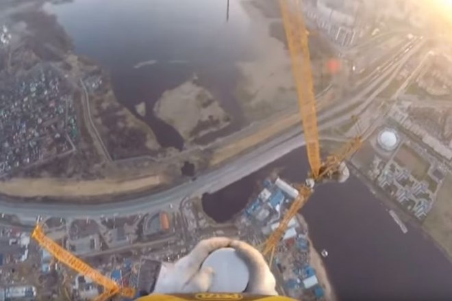 #video Splezal na vrh najvišje stolpnice v Evropi in posnel razgled  
