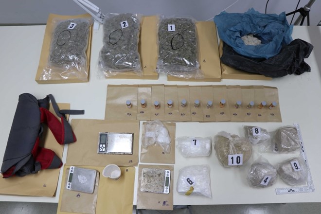 Policisti med hišno preiskavo Domžalčanu zasegli različno drogo