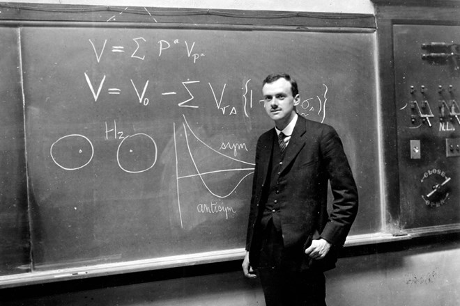 Leta 1926 je Dirac kot prvi zagovarjal doktorat iz kvantne fizike na Univerzi Cambridge.
