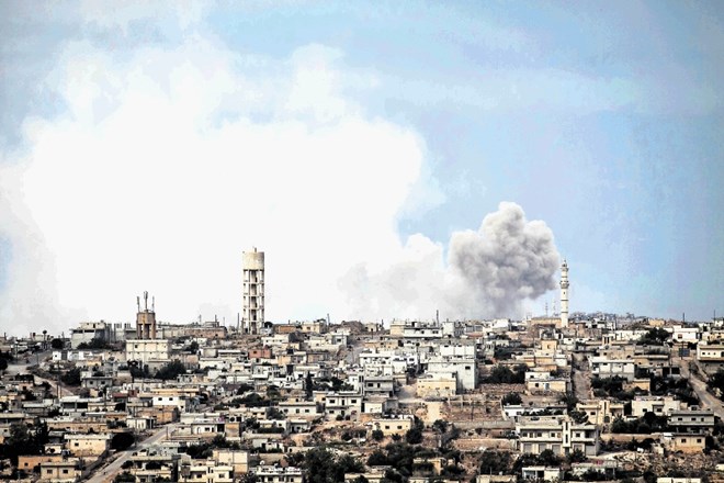 Dim se vali nad mestom  v Idlibu, zadnjem večjem oporišču pod nadzorom upornikov. Sirska vojska  se pripravlja na napad in...
