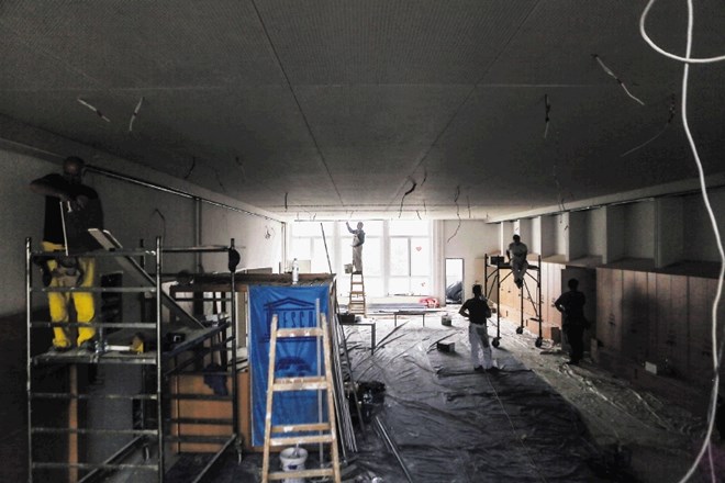 Gradbeni delavci v osnovni šoli Jožeta Moškriča v Novih Jaršah  hitijo s prenovitvenimi deli, da bi jih končali še pred...