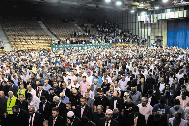 Ljubljanski muslimani ob letošnji molitvi po koncu Ramazana. Nekateri komentatorji na straneh, ki pripadajo SDS, jim...