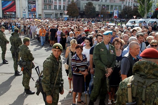 Več deset tisoč ljudi na pogrebu ubitega Zaharčenka