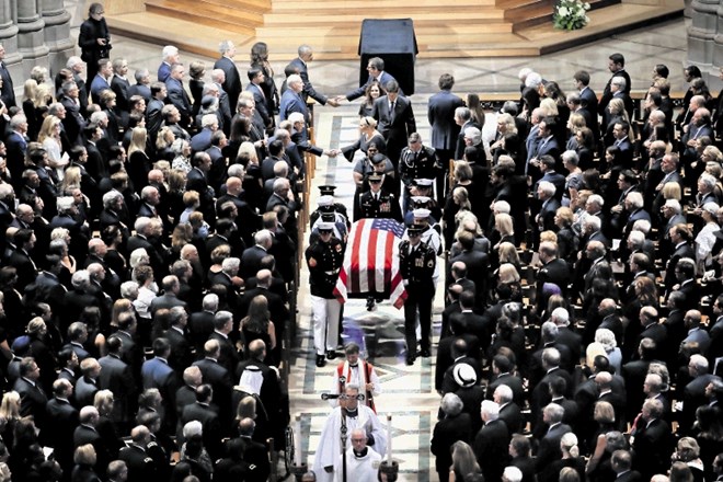 Družina preminulega senatorja Johna McCaina hodi v sprevodu po koncu sobotne žalne slovesnosti v washingtonski nacionalni...