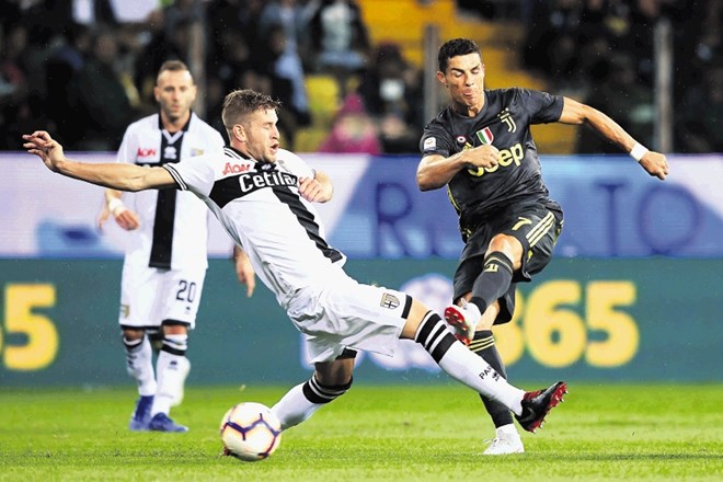 Cristiano Ronaldo (desno) je proti vratom Parme neuspešno streljal kar osemkrat.
