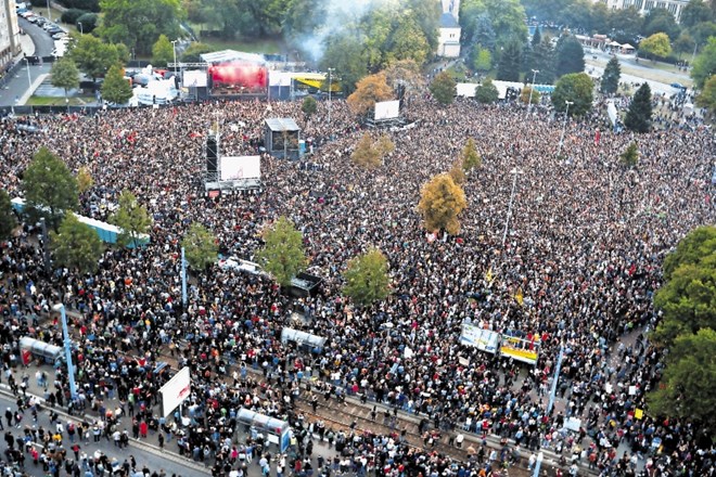 Petdeset tisoč ljudi se je v nemškem Chemnitzu, ki šteje 250.000 prebivalcev, udeležilo brezplačnega koncerta proti rasizmu...
