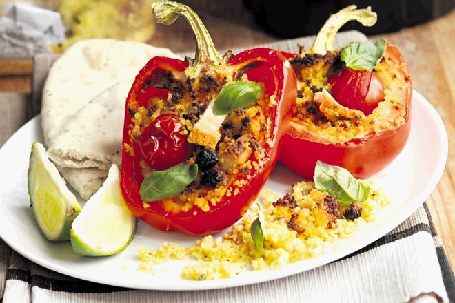 Tudi paprike, polnjene z brezmesno omako, so lahko ob spretni pripravi še kako sočne in okusne.