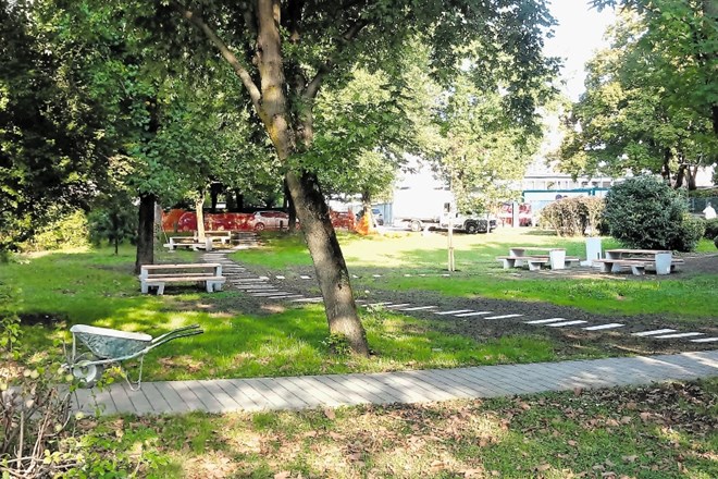 Park pred Gimnazijo Bežigrad je občina sklenila urediti na pobudo tamkajšnjih dijakov.