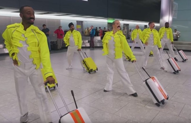 #video Letališki delavci so se s plesom poklonili spominu na Freddieja Mercuryja  