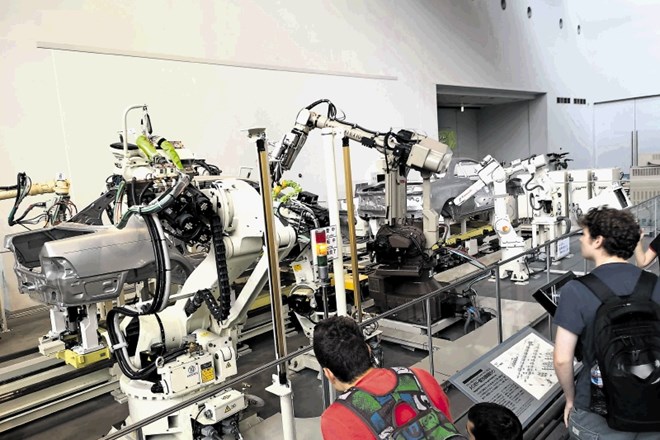 Študentje elektrotehnike so si med drugim na Japonskem ogledali robotsko linijo za izdelavo avtomobilov.