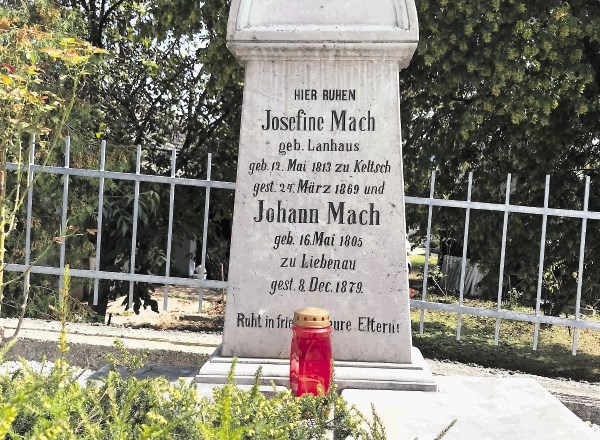 V okolici Velikega Slatnika, kjer sta na pokopališču pri cerkvi pokopana Johann in Josefine Mach, je danes urejena Machova...