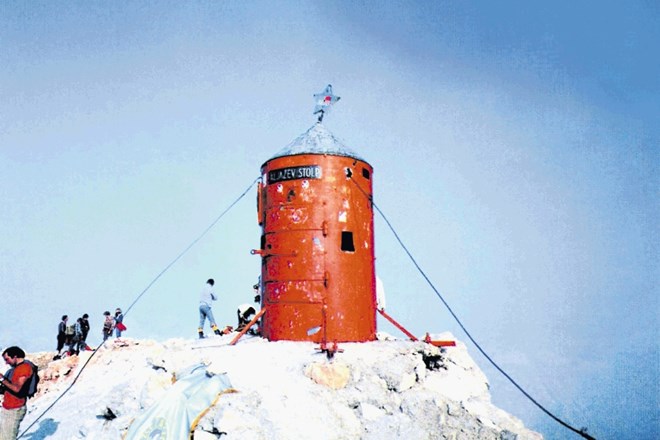 Leta 1948 je bil Aljažev stolp rdeče barve, njegov vrh pa je krasila zvezda.