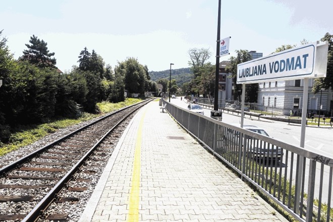 Za taktilne oznake  za slepe niso poskrbeli niti na postajališču Ljubljana Vodmat v Grablovičevi ulici, ki je v neposredni...