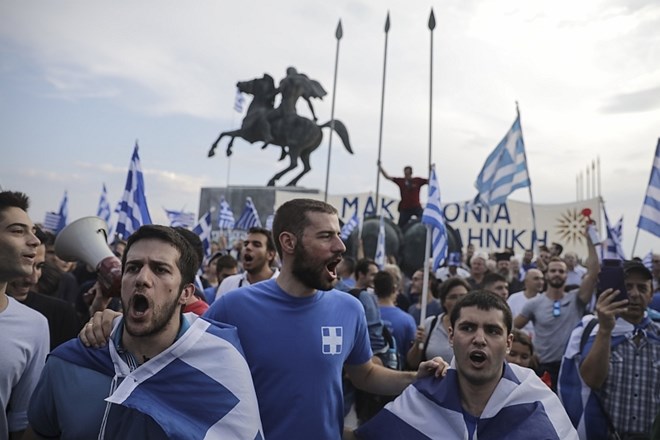 V grškem Solunu se je medtem danes zbralo več tisoč ljudi, ki so protestirali proti dogovoru s Skopjem.