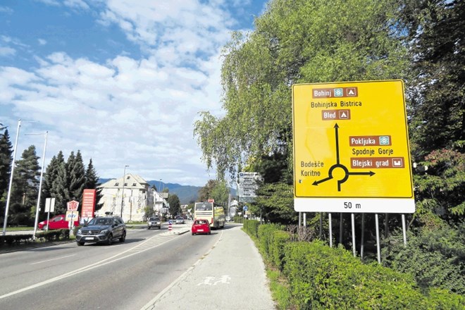 Na novo pot do blejskega gradu, Gorij in Pokljuke po severni razbremenilni cesti pred krožiščem na Bledu opozarja prometni...