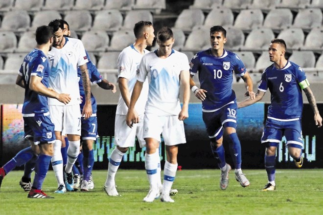 Ciprčani (v modrih dresih) so se po dvajsetih letih znova veselili zmage proti Sloveniji, ki v ligi narodov ostaja brez...