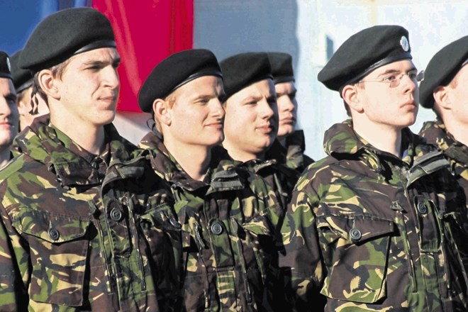 Žan Mahnič (tretji z leve) je bil leta 2013 med uniformiranimi mladeniči na prireditvi Prihodnost pripada pogumnim, ki ga je...