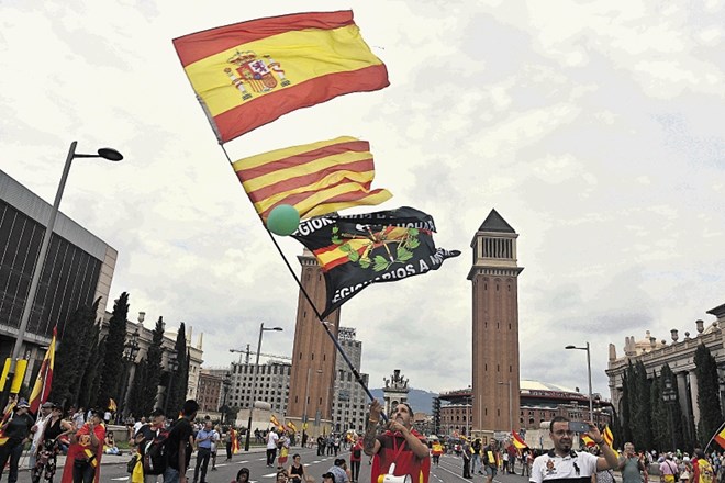 Na predvečer katalonskega praznika so po Barceloni korakali tisti, ki ne želijo, da bi se Katalonija odcepila od Španije....