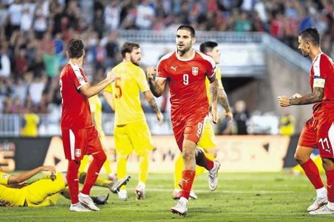 Srbski napadalec Aleksandar Mitrović slavi drugi gol proti Romuniji.