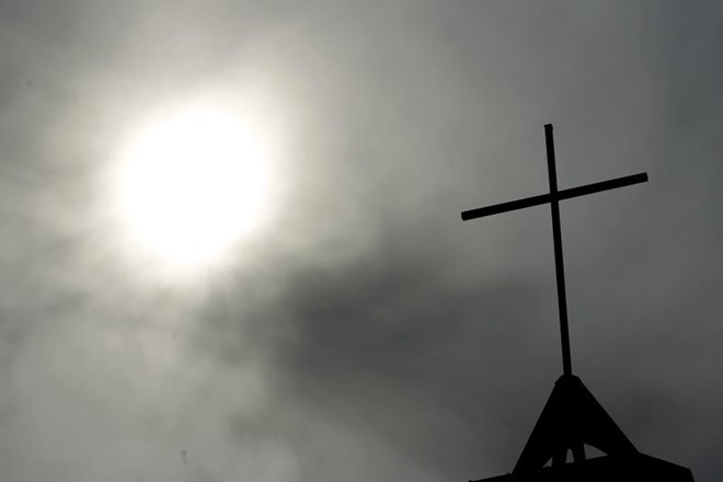 Katoliški duhovniki v Nemčiji zlorabili več tisoč otrok