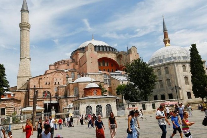 Turško ustavno sodišče zavrnilo pobudo za molitve v znameniti Hagiji Sofiji
