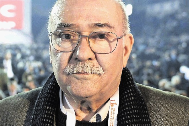 »Utišati skušajo vse kritične glasove v  deželi,« je ogorčen 78-letni Aydin Engin.