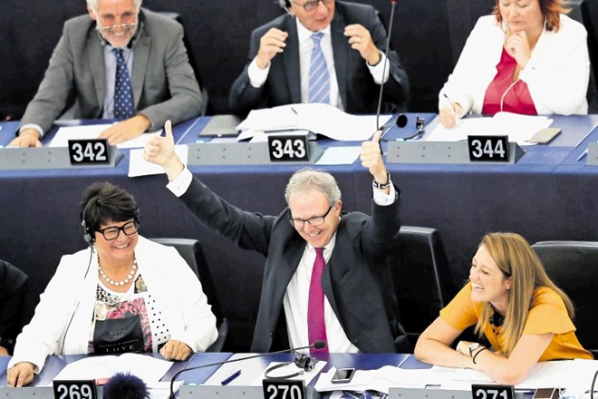 Veselje poročevalca evropskega parlamenta Axla Vossa, potem ko je večina poslancev v sredo podprla pogajalska izhodišča...