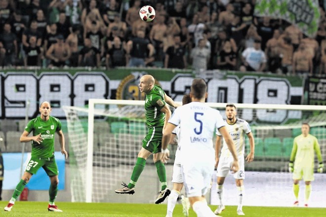 Nogometaše Olimpije (v zelenih dresih) in Maribora (v belih dresih) v osmem krogu državnega prvenstva čakata zahtevni...